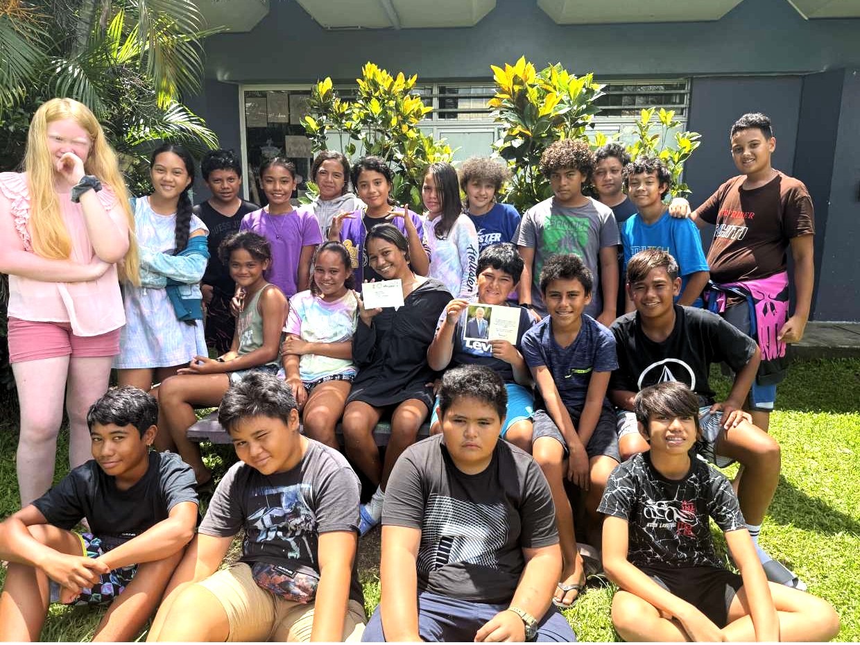 Émotion à Mahina : Le roi Charles III répond aux vœux de Noël des collégiens